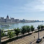 B40 Apartment With Parlament View