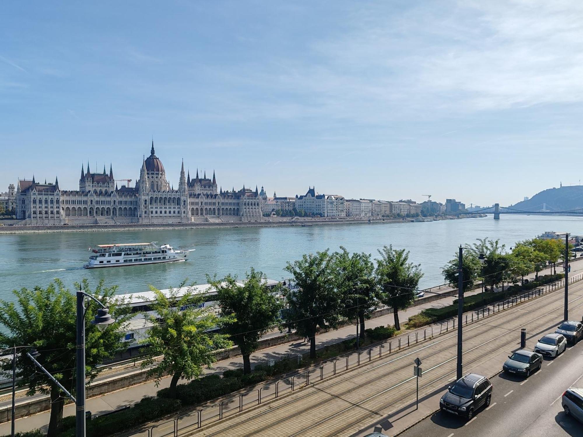 B40 With Parlament View * Budapest
